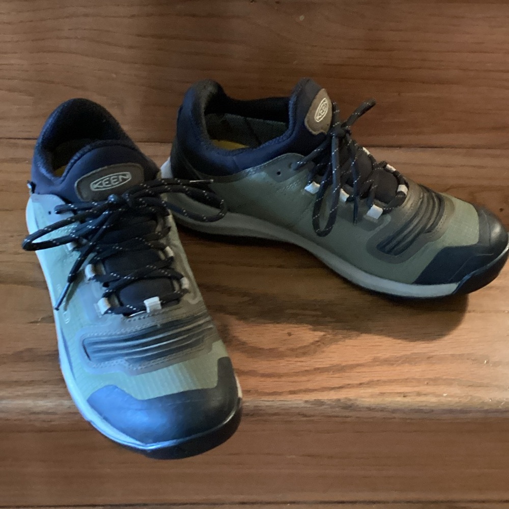 KEEN women’s Athletic Shoes in Black and Olive